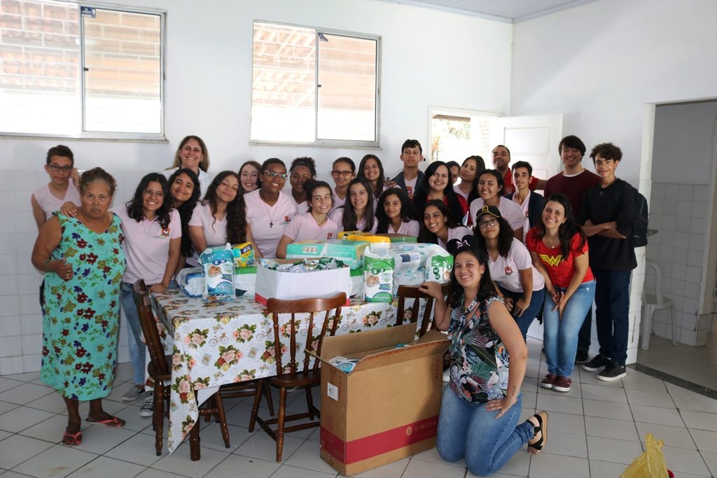 Colégio Santo Antônio apoiando o Projeto: Presenteie um idoso neste Natal!